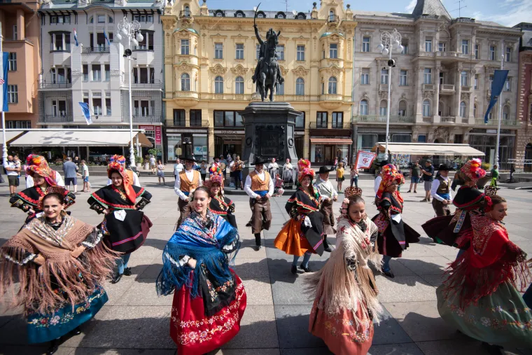Kakve boje, koji pokreti, zagrebački trgovi danas pršte od dobre energije! Folkloraši su digli grad na noge!