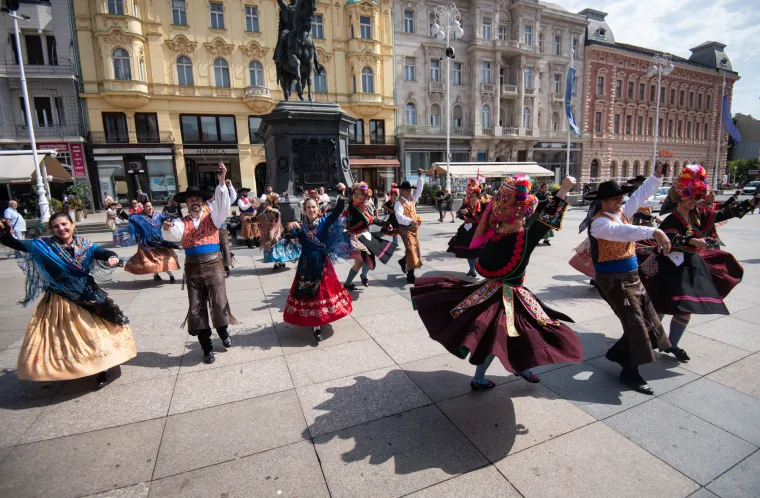 Kakve boje, koji pokreti, zagrebački trgovi danas pršte od dobre energije! Folkloraši su digli grad na noge!