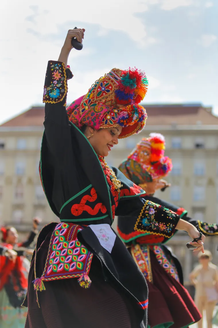Kakve boje, koji pokreti, zagrebački trgovi danas pršte od dobre energije! Folkloraši su digli grad na noge!
