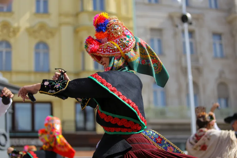 Kakve boje, koji pokreti, zagrebački trgovi danas pršte od dobre energije! Folkloraši su digli grad na noge!