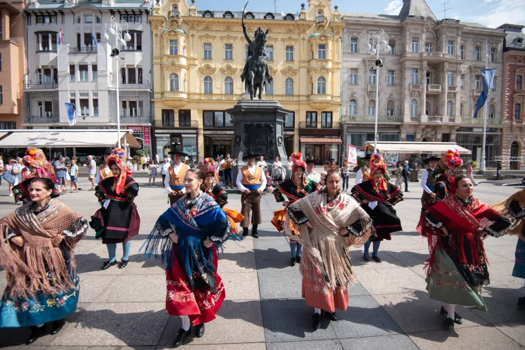 Kakve boje, koji pokreti, zagrebački trgovi danas pršte od dobre energije! Folkloraši su digli grad na noge!
