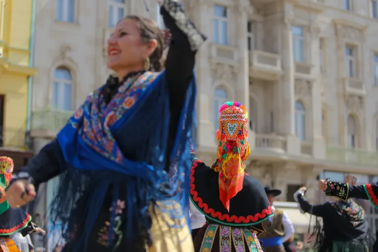 Kakve boje, koji pokreti, zagrebački trgovi danas pr&scaron;te od dobre energije! Folklora&scaron;i su digli grad na noge!