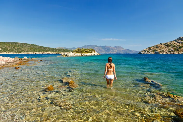 2. Hladan šok: Kada uđete u hladnu vodu, a tijelo nije naviknuto na nju, vaši otkucaji srca i krvni tlak naglo rastu. To uzrokuje nagli udah i dahtanje, odnosno šok. 