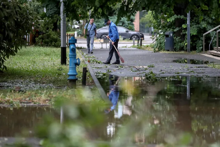 Ovo je Zagreb nakon oluje. Vatrogasci na intervencijama, stabla i krovovi padali na automobile