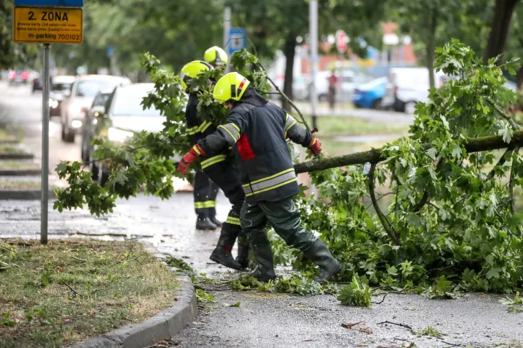 Ovo je Zagreb nakon oluje. Vatrogasci na intervencijama, stabla i krovovi padali na automobile