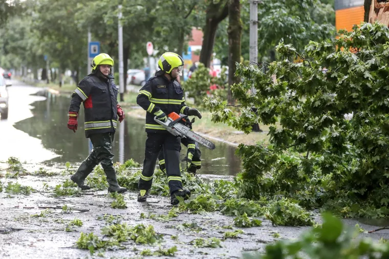 Ovo je Zagreb nakon oluje. Vatrogasci na intervencijama, stabla i krovovi padali na automobile