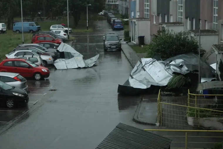 Ovo je Zagreb nakon oluje. Vatrogasci na intervencijama, stabla i krovovi padali na automobile
