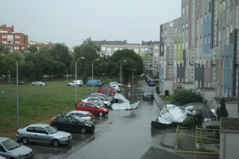 Ovo je Zagreb nakon oluje. Vatrogasci na intervencijama, stabla i krovovi padali na automobile