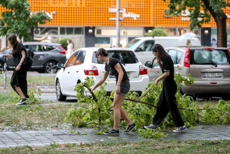Ovo je Zagreb nakon oluje. Vatrogasci na intervencijama, stabla i krovovi padali na automobile