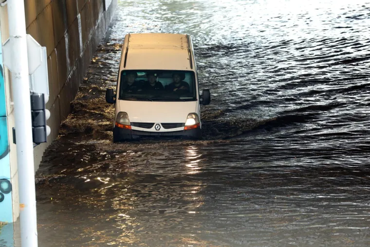 Poplavljene ulice, poru&scaron;ena stabla, očajni građani... Pogledajte veliki fotoizvje&scaron;taj iz metropole nakon razorne oluje