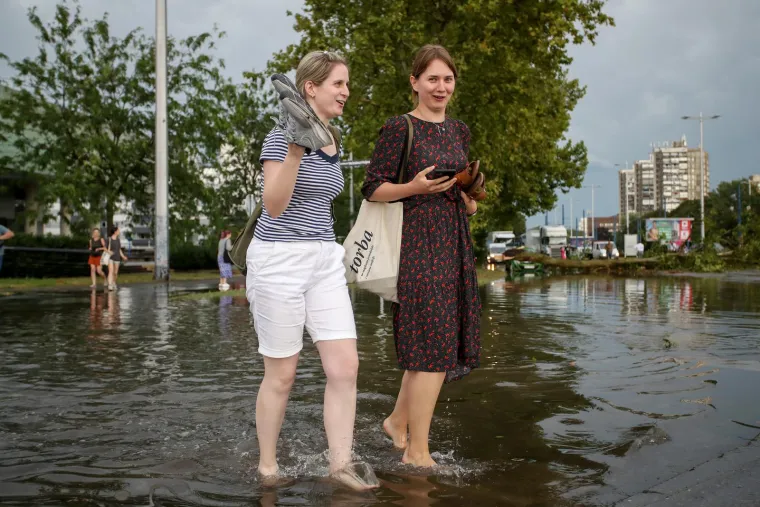Poplavljene ulice, poru&scaron;ena stabla, očajni građani... Pogledajte veliki fotoizvje&scaron;taj iz metropole nakon razorne oluje