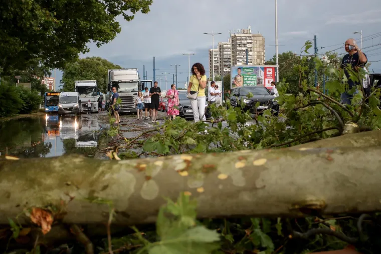 Poplavljene ulice, poru&scaron;ena stabla, očajni građani... Pogledajte veliki fotoizvje&scaron;taj iz metropole nakon razorne oluje