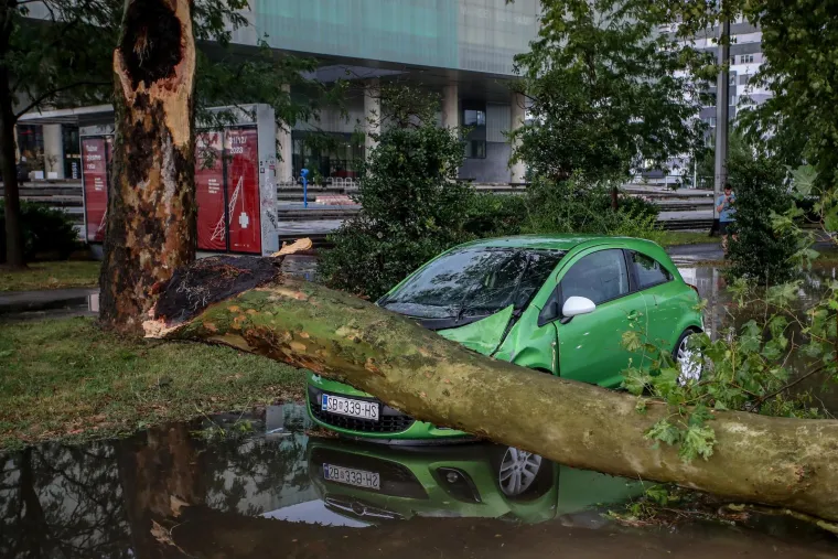 Poplavljene ulice, poru&scaron;ena stabla, očajni građani... Pogledajte veliki fotoizvje&scaron;taj iz metropole nakon razorne oluje