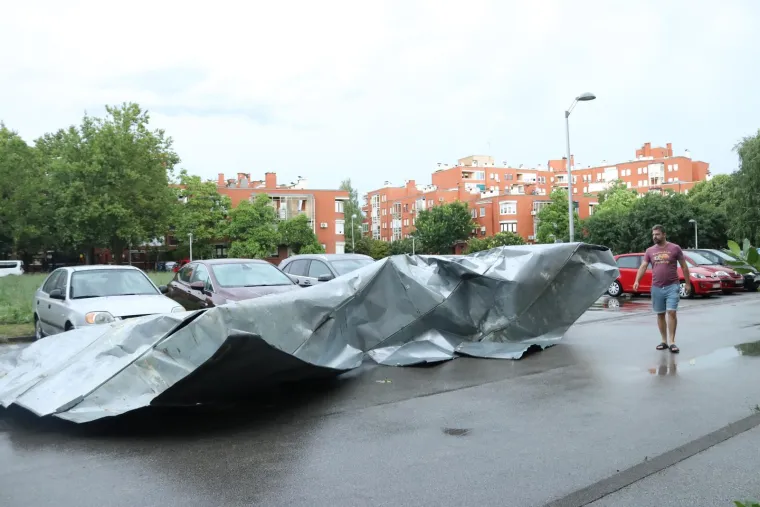 Poplavljene ulice, poru&scaron;ena stabla, očajni građani... Pogledajte veliki fotoizvje&scaron;taj iz metropole nakon razorne oluje