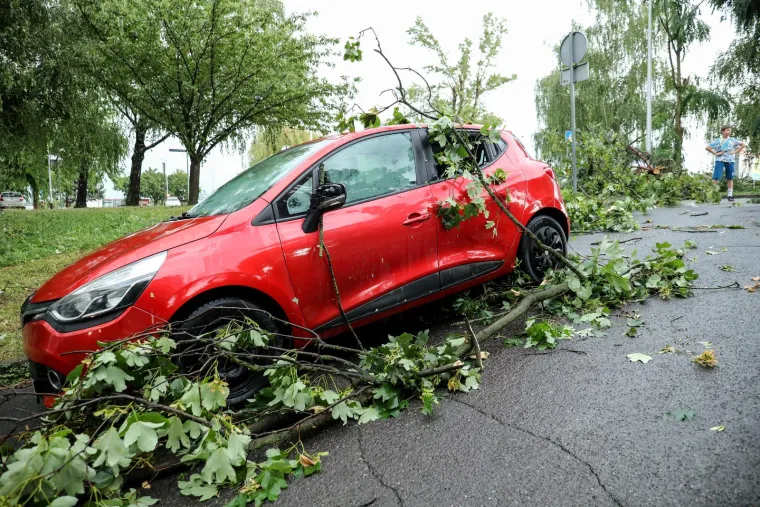 Poplavljene ulice, poru&scaron;ena stabla, očajni građani... Pogledajte veliki fotoizvje&scaron;taj iz metropole nakon razorne oluje