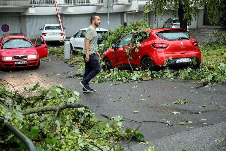 Poplavljene ulice, poru&scaron;ena stabla, očajni građani... Pogledajte veliki fotoizvje&scaron;taj iz metropole nakon razorne oluje