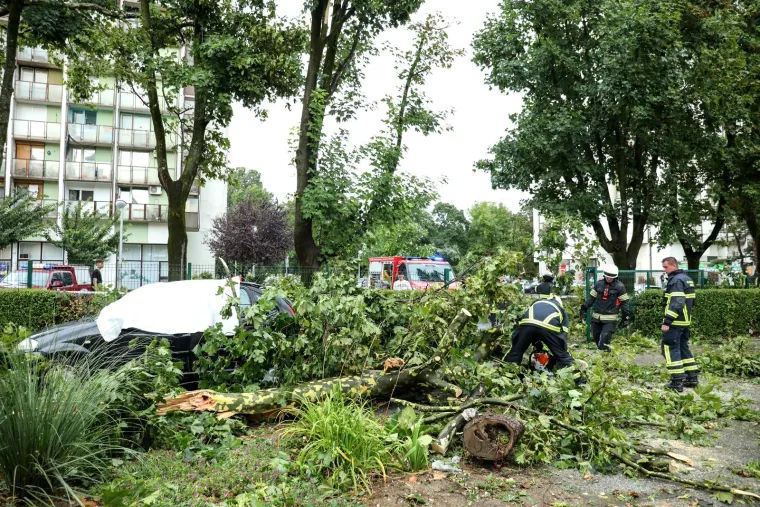 Poplavljene ulice, poru&scaron;ena stabla, očajni građani... Pogledajte veliki fotoizvje&scaron;taj iz metropole nakon razorne oluje