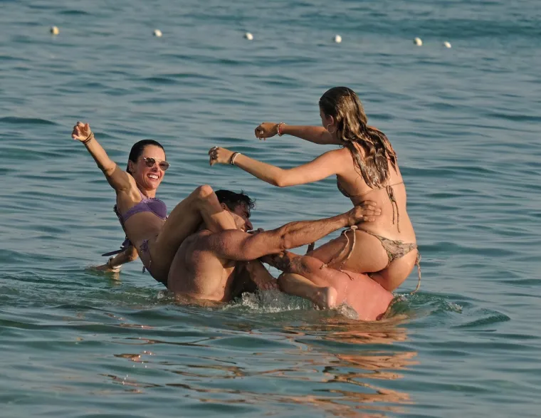 Vitka Alessandra Ambrosio uživa u vodenim sportovima na Ibizi: Manekenka pokazala zavidnu liniju u oskudnom bikiniju