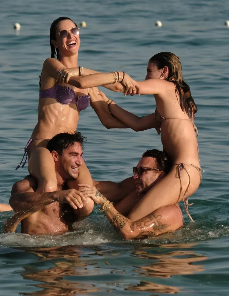 Vitka Alessandra Ambrosio uživa u vodenim sportovima na Ibizi: Manekenka pokazala zavidnu liniju u oskudnom bikiniju