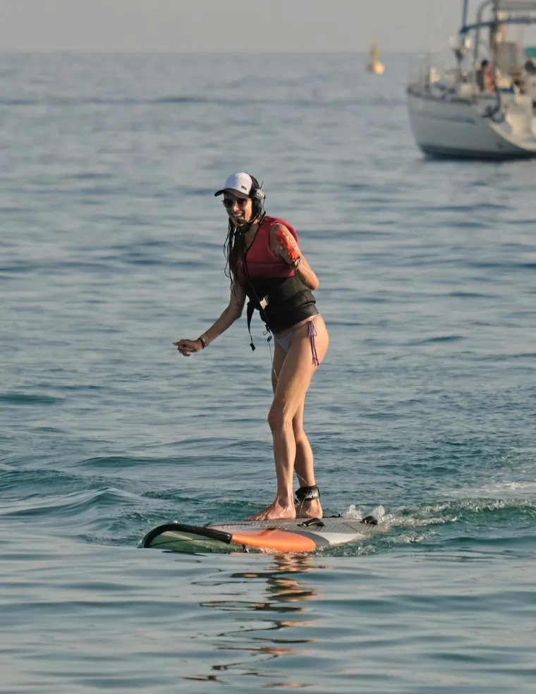 Vitka Alessandra Ambrosio uživa u vodenim sportovima na Ibizi: Manekenka pokazala zavidnu liniju u oskudnom bikiniju