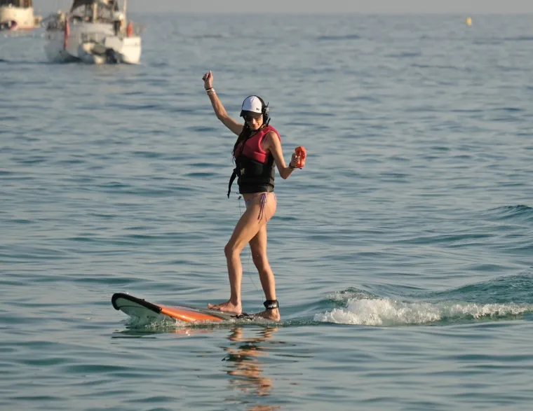 Vitka Alessandra Ambrosio uživa u vodenim sportovima na Ibizi: Manekenka pokazala zavidnu liniju u oskudnom bikiniju