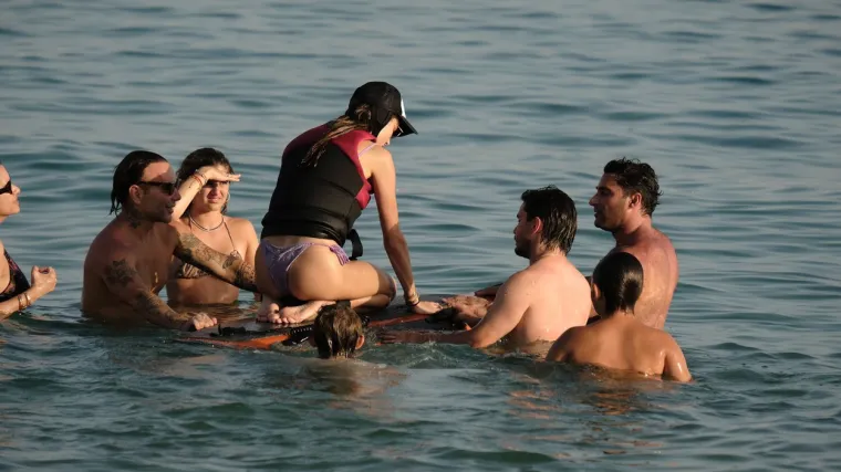 Vitka Alessandra Ambrosio uživa u vodenim sportovima na Ibizi: Manekenka pokazala zavidnu liniju u oskudnom bikiniju