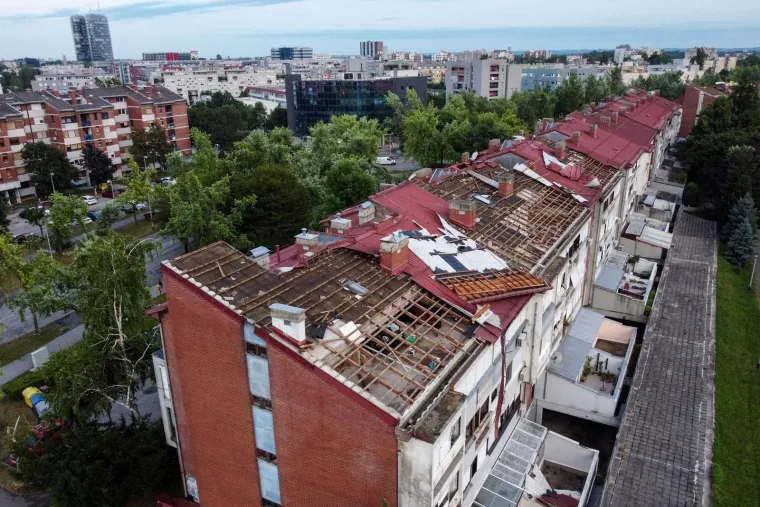 Nestvarni prizori iz zraka! Ovako izgledaju zgrade koje su zbog jakog vjetra ostale bez krovova