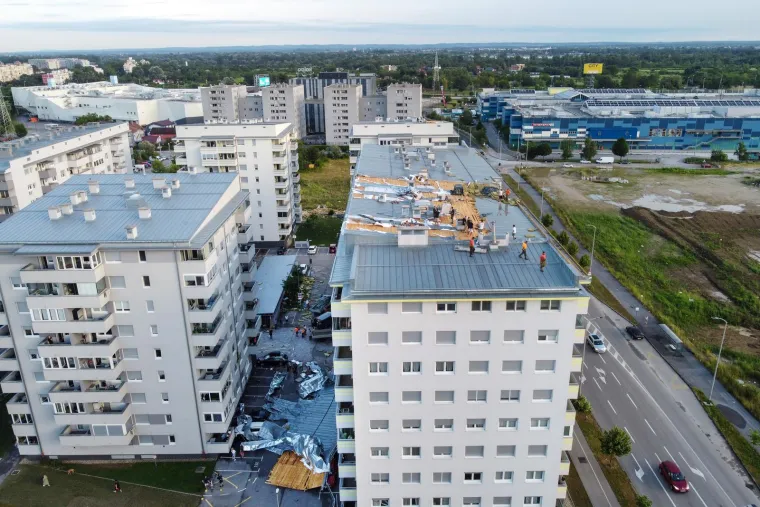 Nestvarni prizori iz zraka! Ovako izgledaju zgrade koje su zbog jakog vjetra ostale bez krovova