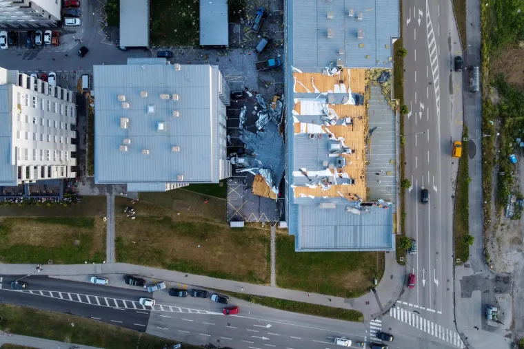 Nestvarni prizori iz zraka! Ovako izgledaju zgrade koje su zbog jakog vjetra ostale bez krovova