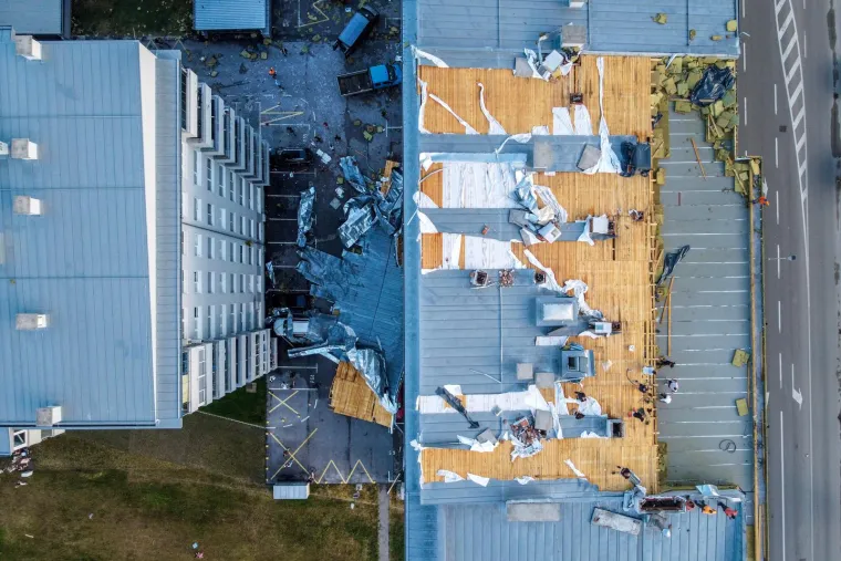 Nestvarni prizori iz zraka! Ovako izgledaju zgrade koje su zbog jakog vjetra ostale bez krovova