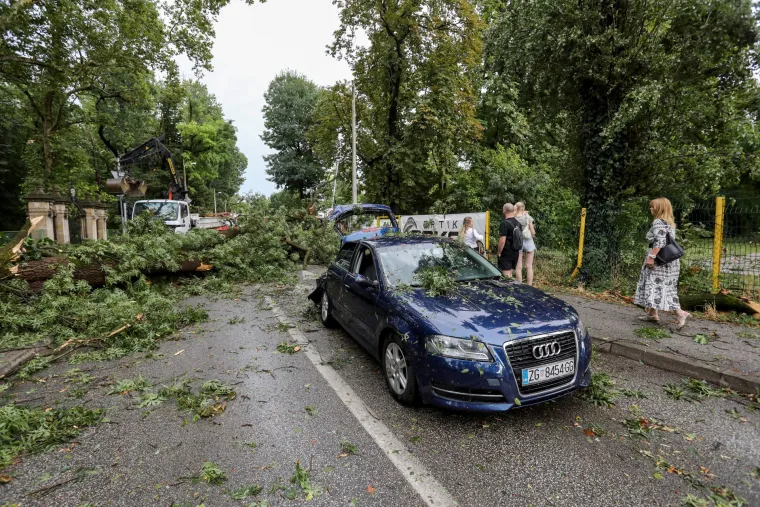 Automobili su jo&scaron; pod stablima, ulice su pune grana. Zagrebom su nakon nevremena odzvanjali zvukovi motorki, či&scaron;ćenje se nastavlja