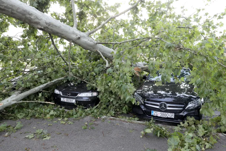 Automobili su jo&scaron; pod stablima, ulice su pune grana. Zagrebom su nakon nevremena odzvanjali zvukovi motorki, či&scaron;ćenje se nastavlja