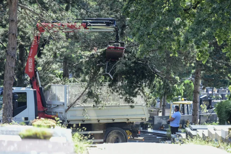 Najvećim zagrebačkim grobljem kao da je prošao uragan: Srušio se drvored, stradali nadgrobni spomenici...