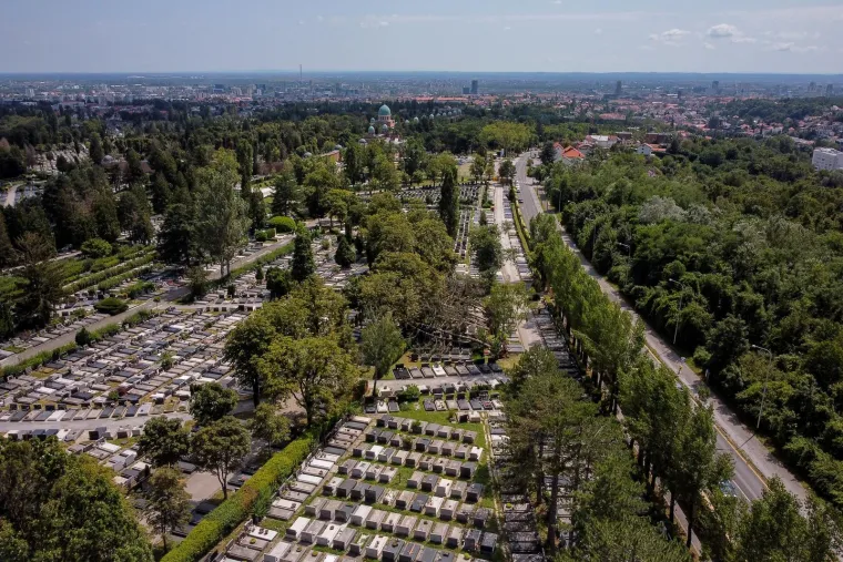 Borovi polegnuti kao čačkalice i razvaljeni grobovi. Ovo je Mirogoj dan nakon apokaliptične oluje