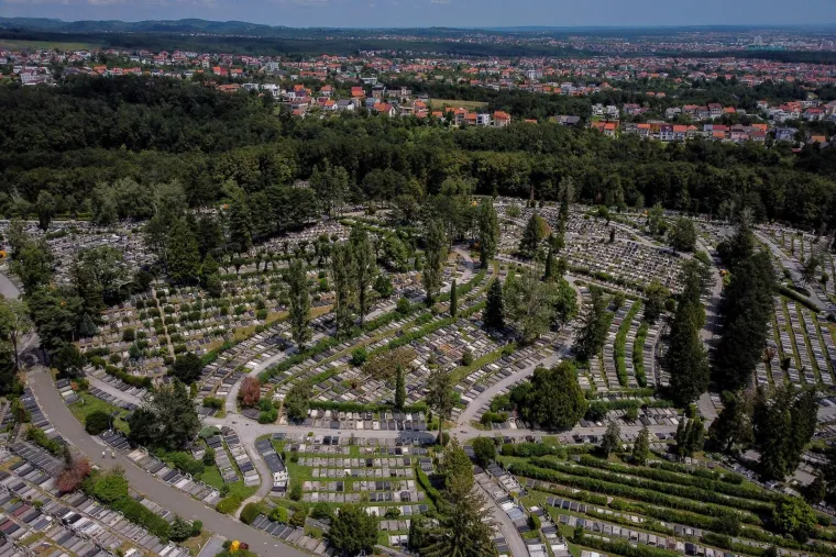Borovi polegnuti kao čačkalice i razvaljeni grobovi. Ovo je Mirogoj dan nakon apokaliptične oluje
