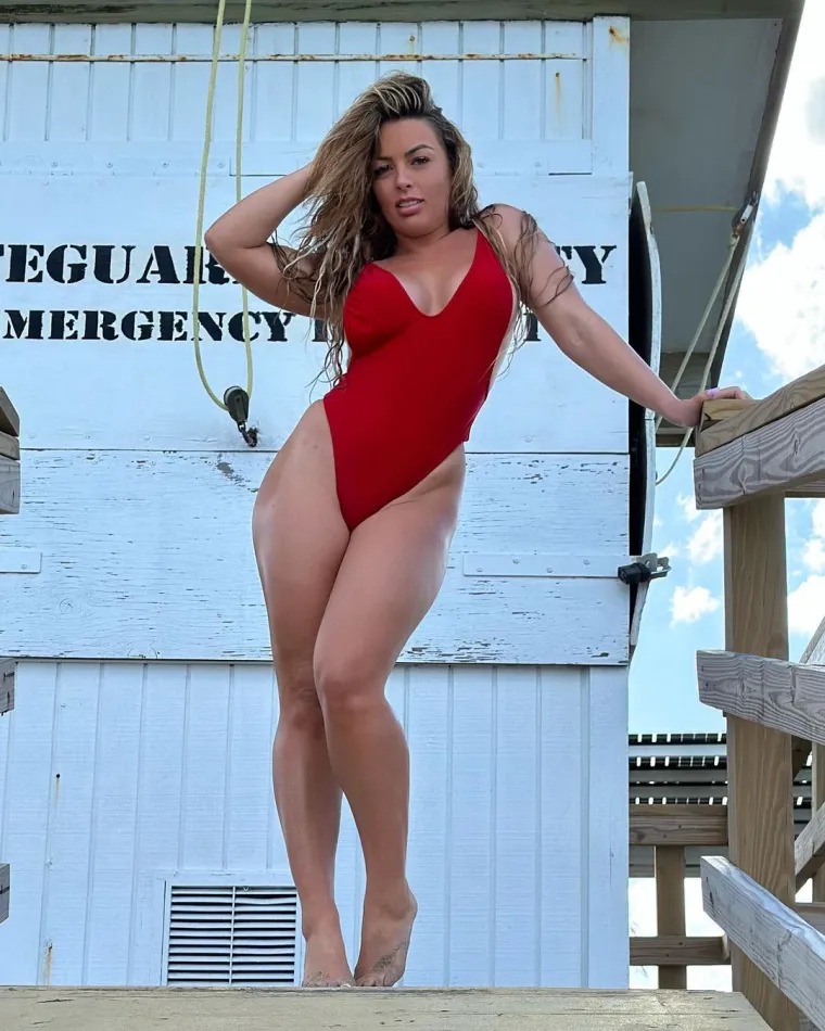 Kao da nije bilo dovoljno &scaron;to rođendan slavi u odvažnom bikiniju: Temperaturu dodatno podigla pomaknuv&scaron;i gaćice