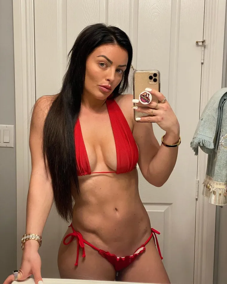 Kao da nije bilo dovoljno &scaron;to rođendan slavi u odvažnom bikiniju: Temperaturu dodatno podigla pomaknuv&scaron;i gaćice