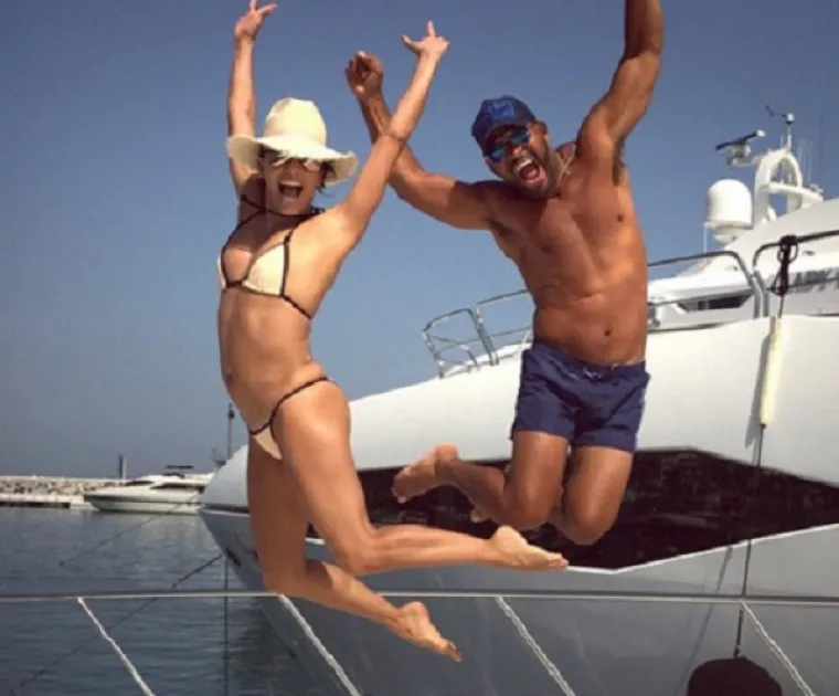 Omiljena kućanica u žutom izdanju vrtjela žarulje u restoranu: Evica se raskala&scaron;ila i pustila da je potpuno odnese pjesma