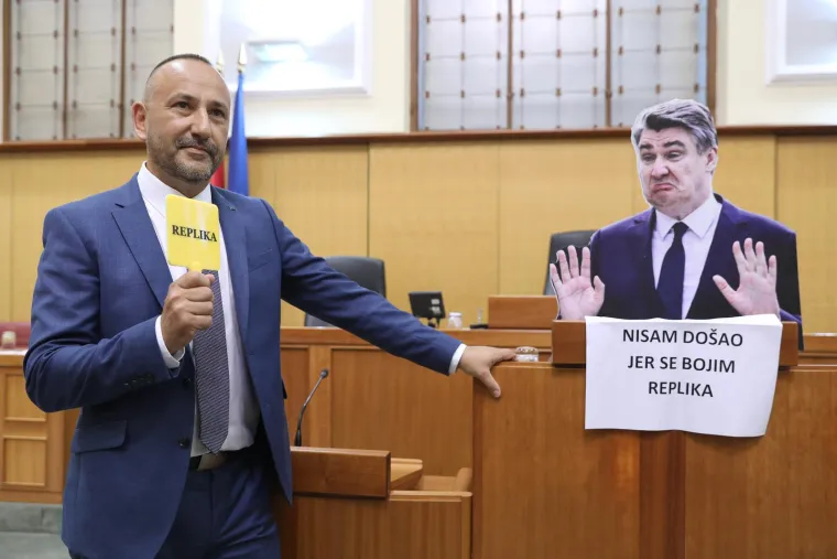 Milanović odbio doći pa je Zekanović donio kartonskog dvojnika u sabornicu. 'Boji se replika?'