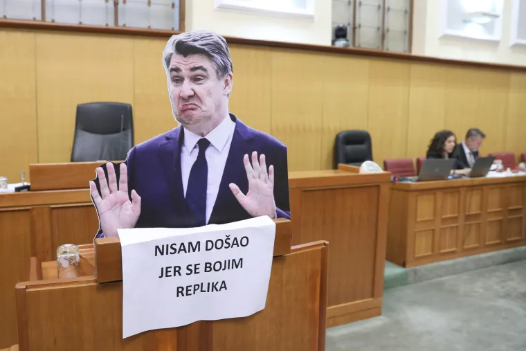 Milanović odbio doći pa je Zekanović donio kartonskog dvojnika u sabornicu. 'Boji se replika?'