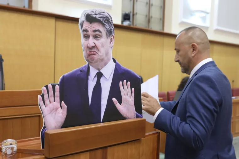 Milanović odbio doći pa je Zekanović donio kartonskog dvojnika u sabornicu. 'Boji se replika?'