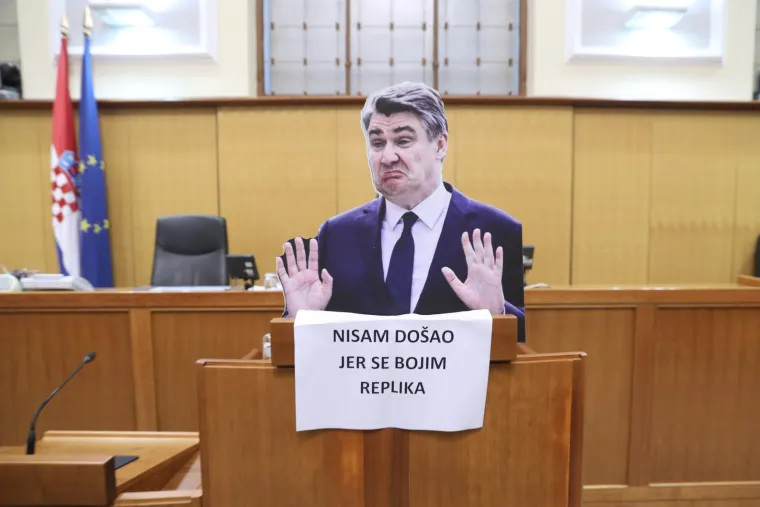 Milanović odbio doći pa je Zekanović donio kartonskog dvojnika u sabornicu. 'Boji se replika?'