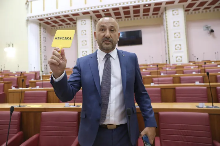 Milanović odbio doći pa je Zekanović donio kartonskog dvojnika u sabornicu. 'Boji se replika?'