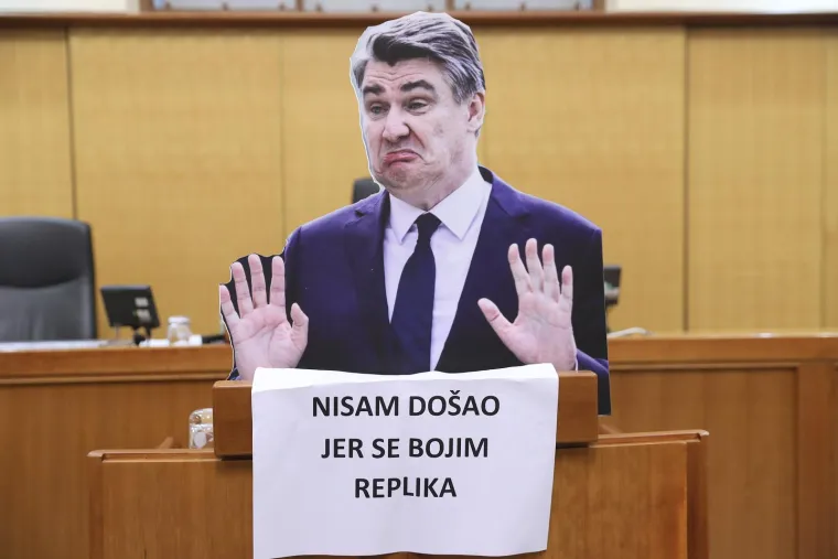 Milanović odbio doći pa je Zekanović donio kartonskog dvojnika u sabornicu. 'Boji se replika?'