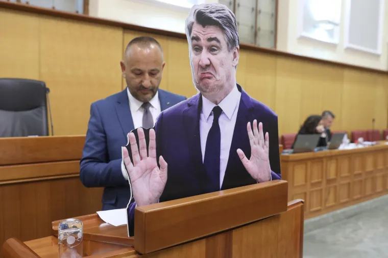 Milanović odbio doći pa je Zekanović donio kartonskog dvojnika u sabornicu. 'Boji se replika?'