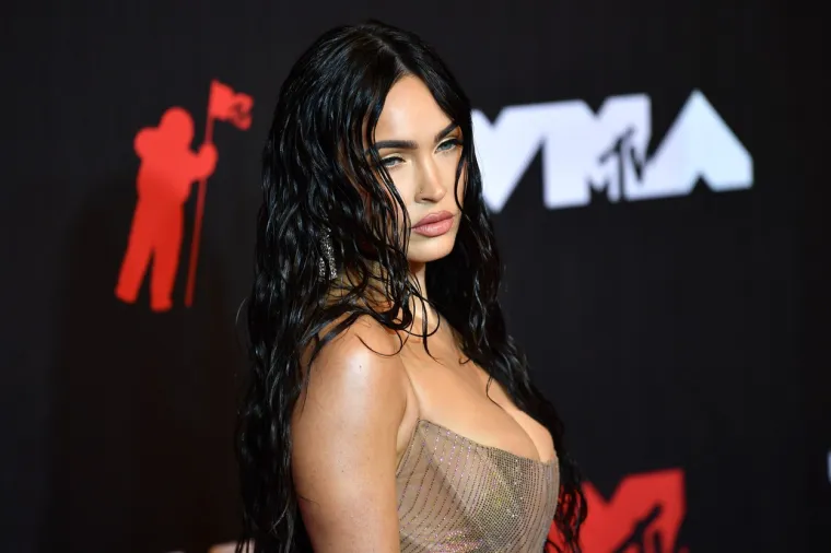 Zavidnu liniju Megan Fox duguje dijeti koju je razvio slavni trener Harley Pasternak. Ova dijeta traje pet tjedana, uključuje pet obroka dnevno i pet sastojaka po obroku, koji obavezno uključuju proteine, zdrave masti, zdrave ugljikohidrate, vlakna i piće bez šećera.