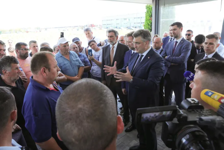 Plenković se spustio među stočare, oni ga verbalno napali: Premijerovo lice dovoljno govori koliko mu je neugodno bilo