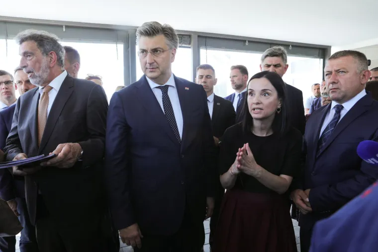 Plenković se spustio među stočare, oni ga verbalno napali: Premijerovo lice dovoljno govori koliko mu je neugodno bilo