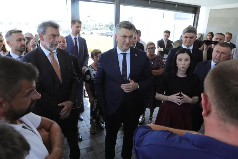 Plenković se spustio među stočare, oni ga verbalno napali: Premijerovo lice dovoljno govori koliko mu je neugodno bilo