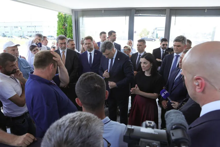 Plenković se spustio među stočare, oni ga verbalno napali: Premijerovo lice dovoljno govori koliko mu je neugodno bilo